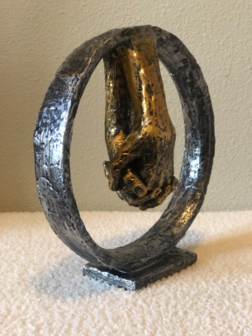 &ldquo;Detail van sculptuur handen goud/zilver&rdquo;