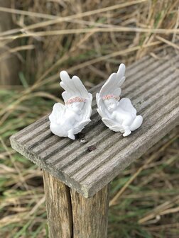Set van 2 witte babyengeltjes met roze roosjes 