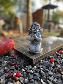 Knielend engel beeldje polyresin buiten als grafdecoratie