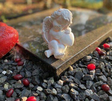 Lief engelbeeldje met hart van polyresin 9 cm grafdecoratie