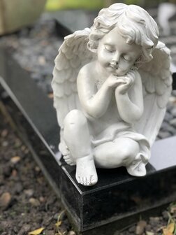 Engelenbeeld met gesloten ogen voor grafdecoratie