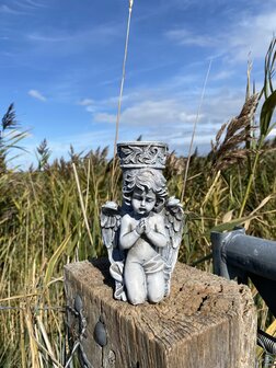Biddende engel met vaasje &ndash; voorkant