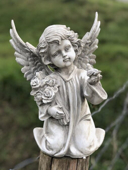 Engelenbeeldje grijs wit verweerd met boeketje bloemen en vogeltje &ndash; grafdecoratie