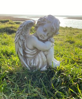 Engel beeldje met verfijnde vleugeldetails in wit/grijs, geschikt voor graf en herdenkhoekje
