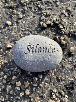 Gedenksteen Silence in natuursteen voor graf of herdenkplek