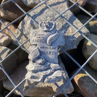 Herdenkingskruis van beton, rustig en eenvoudig