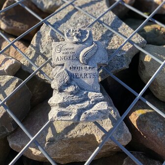 Betonnen herdenkingskruis met sobere uitstraling