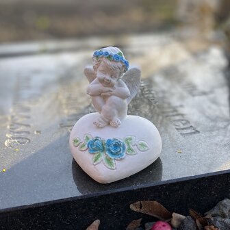 Handgemaakt herdenkbeeldje engel op hart op grafsteen