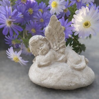 Engel beeld voor op een graf