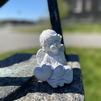 Betonnen engeltje met hart voor grafdecoratie buiten