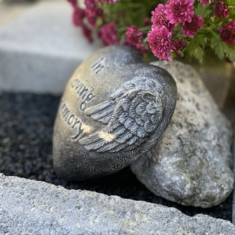 Grijs herdenkingshart met engelenvleugels en tekst In loving memory