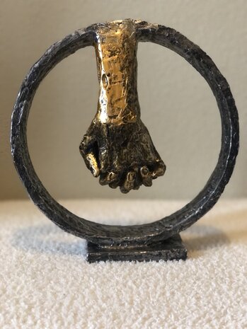 Beeld van twee handen in een zilverkleurige cirkel, symbool van verbondenheid