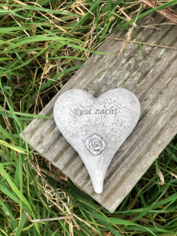 Betonnen hart met tekst &lsquo;Rust zacht&rsquo; &ndash; grafdecoratie of aandenken