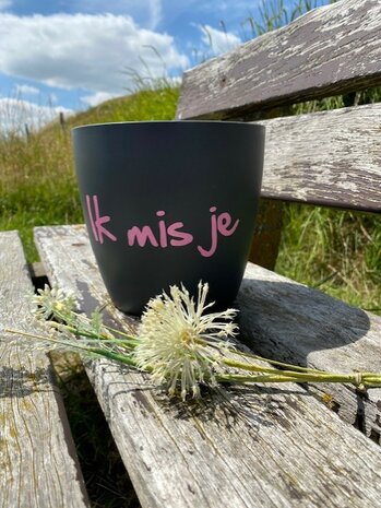 Kunststof herdenkingsbloempot met tekst Ik mis je.