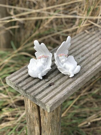 Set van 2 witte babyengeltjes met roze roosjes 