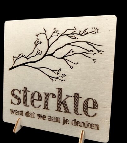 Houten wenskaart met de tekst sterkte weet dat we aan je denken