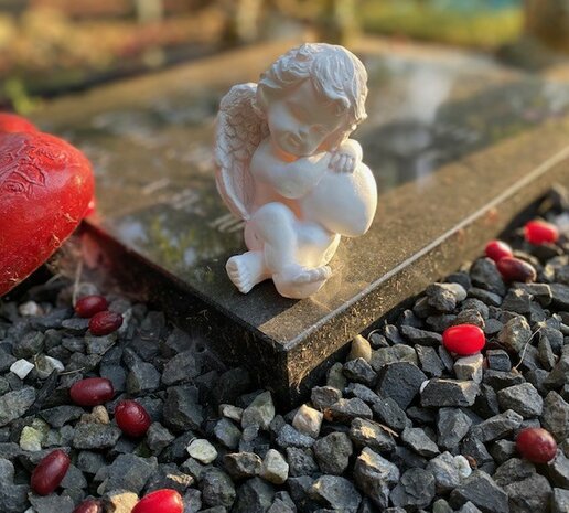 Lief engelbeeldje met hart van polyresin 9 cm grafdecoratie