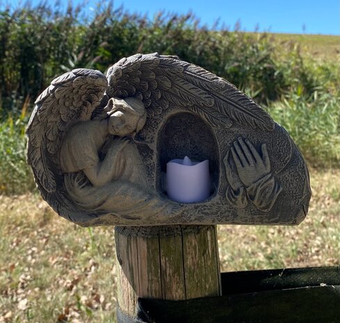 Engelenbeeld met lichtnis en kaarsje &ndash; polyresin grafdecoratie in grijs antieklook&rdquo;