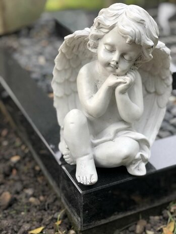 Engelenbeeld met gesloten ogen voor grafdecoratie