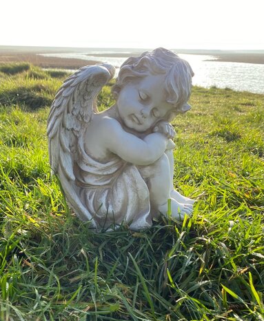Engel beeldje met verfijnde vleugeldetails in wit/grijs, geschikt voor graf en herdenkhoekje