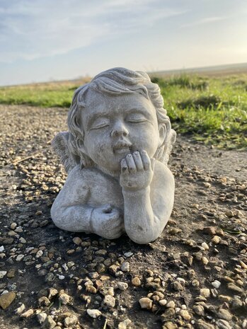 Herdenkingsengel van cement voor graf of gedenkplek