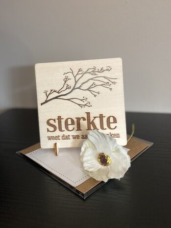 Houten wenskaart  Sterkte, we denken aan je