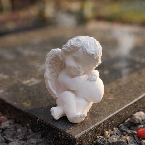 Beeldje voor op een graf