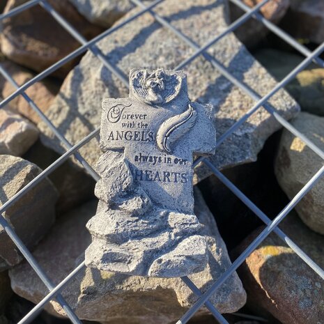 Herdenkingskruis van beton, rustig en eenvoudig