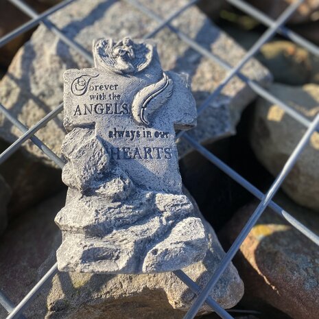 Herdenkingskruis van beton voor gedenkplek