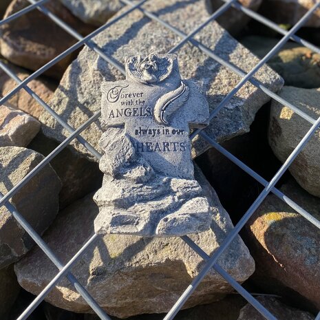 Betonnen herdenkingskruis met sobere uitstraling