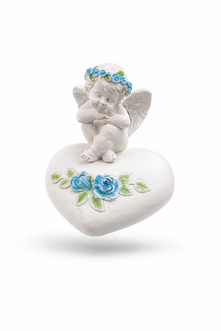 Klein handgemaakt engelenbeeldje op hart met blauwe roosjes
