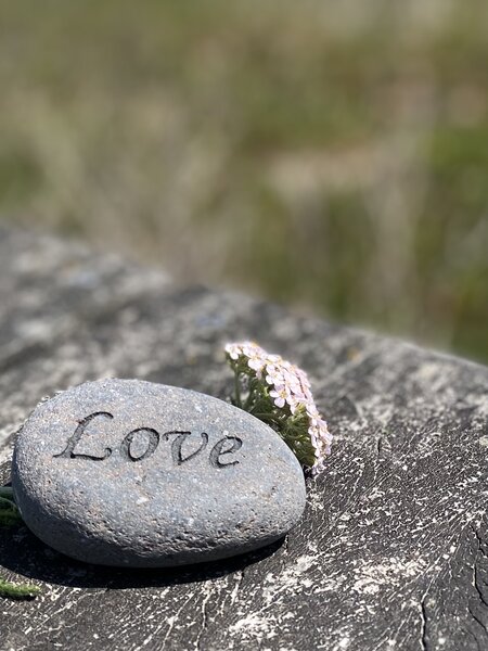 herdenkingssteen met het woord &#039;Love&#039; gegraveerd,