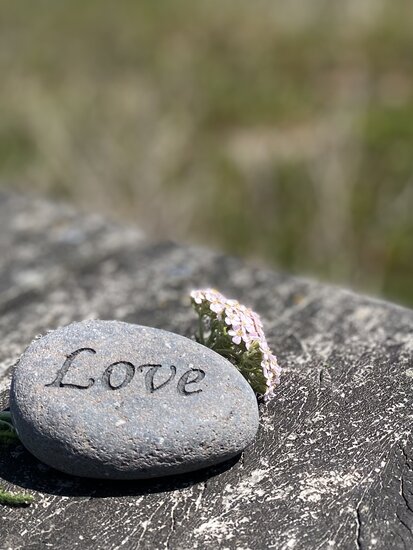 herdenkingssteen met het woord &#039;Love&#039; gegraveerd,