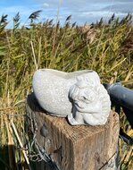 Zittende engel van polystone in grijze steenlook met schaaltje voor plantje – grafdecoratie